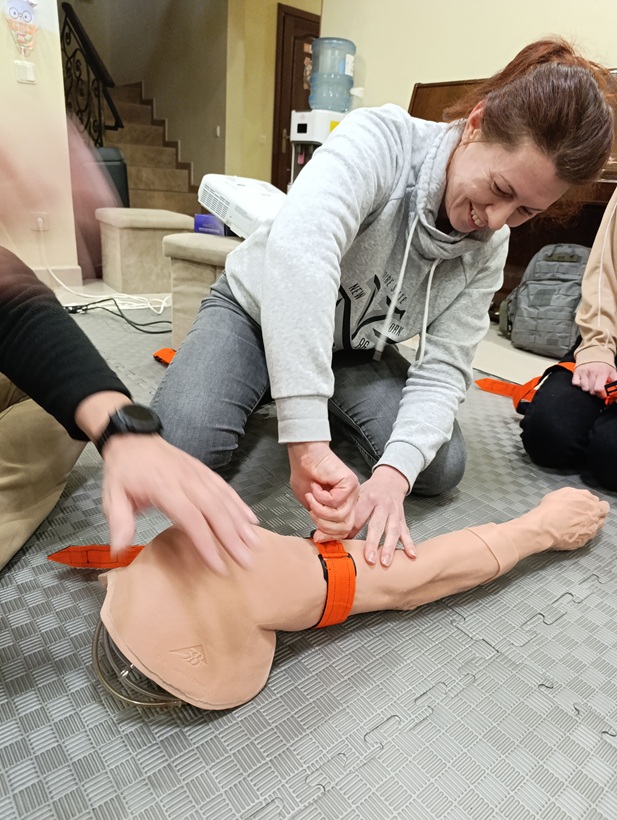 Вчителів навчали рятувати життя: у школах відбулися тренінги із зупинки кровотеч (фото)